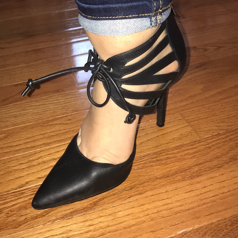 BCBG size 6 heels